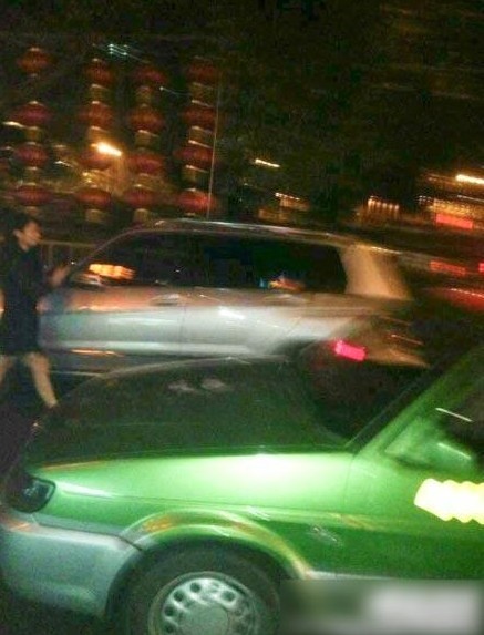 成都猛女鬧市區(qū)強(qiáng)奸過路男人，路邊野戰(zhàn)完事后提上褲子瀟灑離開