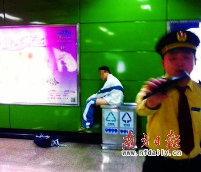 廣州地鐵再現(xiàn)“大便弟”，學(xué)生校服弟難忍內(nèi)急找垃圾桶解決(圖)，反映地鐵公共設(shè)施不完善，服務(wù)不到位。