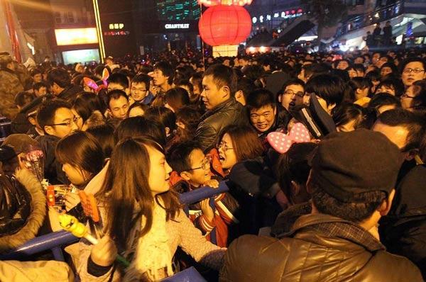 實拍鄭州元宵節觀燈人擠爆燈展，現場哭喊聲一片組圖