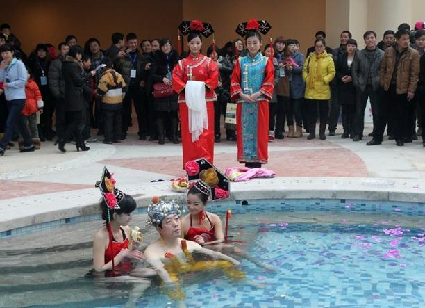 河南一溫泉會(huì)所開業(yè)，山西男子花十萬元享受“帝王頭湯”