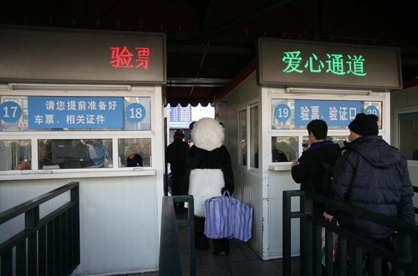 行為藝術？旅客穿熊貓玩偶服扮成大熊貓體驗春運遭圍觀