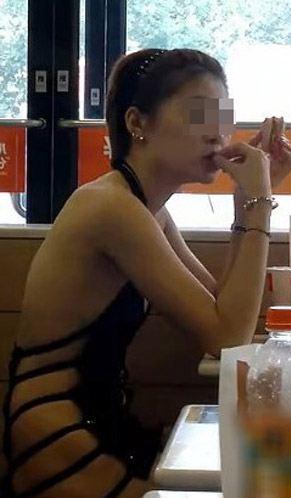 網友直拍：麥當勞快餐店驚現“側漏姐”幾乎沒穿內衣僅兩塊布遮身