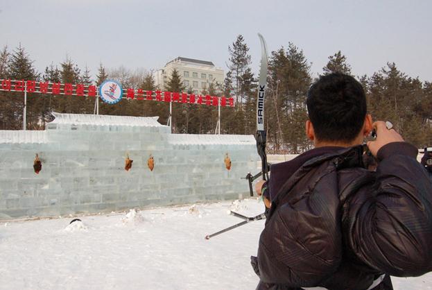 吉林延吉冰雪節為吸引游客，驚現活雞當靶供游客射殺組圖