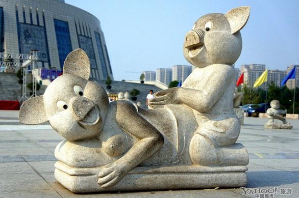 鄭州航海東路福塔廣場，許多市民專程前往圍觀流氓豬。而網(wǎng)友戲稱，是流氓豬讓福塔名噪中國。