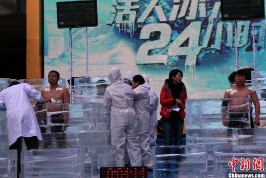 耐寒奇人長沙街頭挑戰(zhàn)人類耐寒極限，比基尼美女體驗“冰凍”