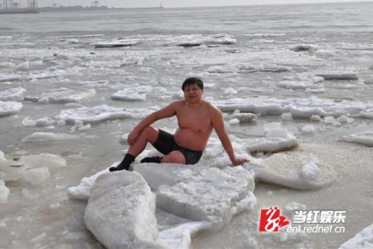 耐寒奇人長沙街頭挑戰(zhàn)人類耐寒極限，比基尼美女體驗“冰凍”