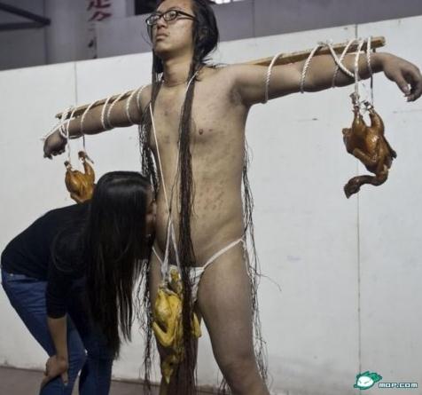湖南某藝術(shù)學(xué)院大二女生為全裸男印吻痕以示愛情忠貞，1000個(gè)吻痕被批擾亂視線