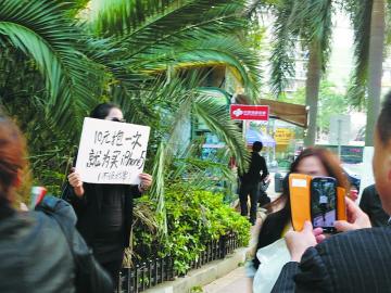 黑衣美女街頭賣擁抱一次10元，男子害羞與其合影，網(wǎng)友斥其滿足物質(zhì)享受的物質(zhì)女