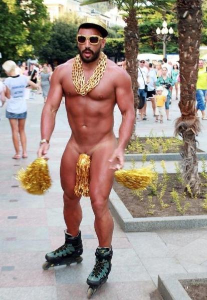 俄羅斯健身猛男獲封男神ladygaga，網友吐槽稱雷人裝束刺瞎雙目