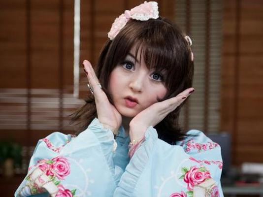 英國15歲瓷娃娃少女爆紅網絡遭追捧，有網友稱是怪胎