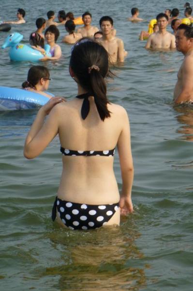 是金子總會(huì)發(fā)光，是美女就會(huì)引狼，游泳池來(lái)了白皙性感美女
