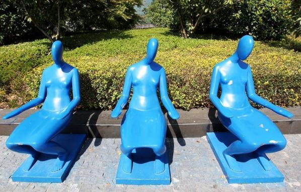 蘇州景區金雞湖畔現裸女座椅，坐