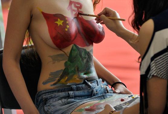 保釣彩繪,愛國(guó)還是色情促銷,南京房展會(huì)現(xiàn)保釣美女人體彩繪