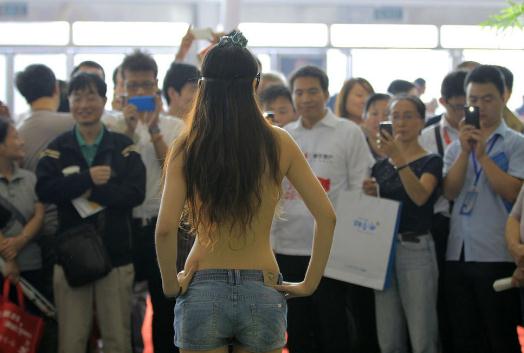 保釣彩繪,愛國(guó)還是色情促銷,南京房展會(huì)現(xiàn)保釣美女人體彩繪
