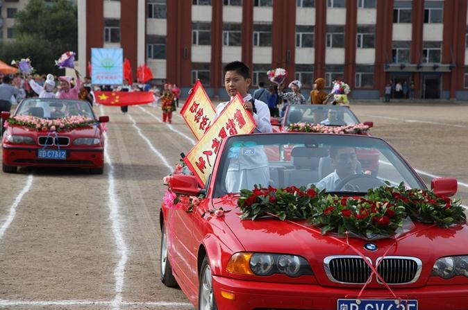 吉林小學(xué)生開運(yùn)動(dòng)會(huì)：3輛寶馬車為檢閱隊(duì)伍開路