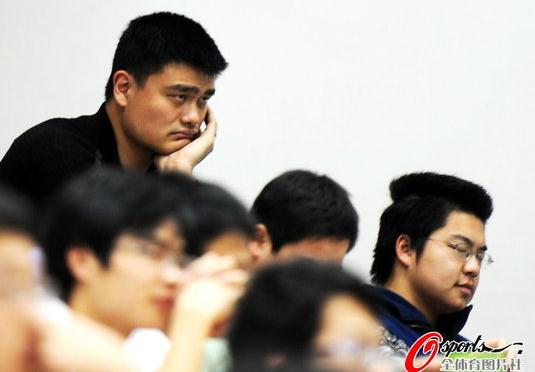 姚明上海交大聽課照曝光，姚明同桌淡定聽課人氣上升