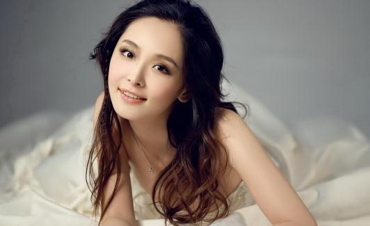 中長(zhǎng)發(fā)怎么盤(pán)發(fā)最好看？DIY隨性蓬松卷發(fā)