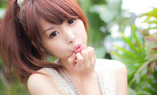 如何把粗花呢編進辮子里？