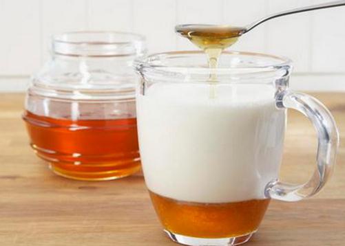 純牛奶里能加蜂蜜嗎？純牛奶加蜂蜜喝的3大好處