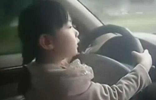 5歲女孩開(kāi)車(chē)上路？孩子出行安全提示