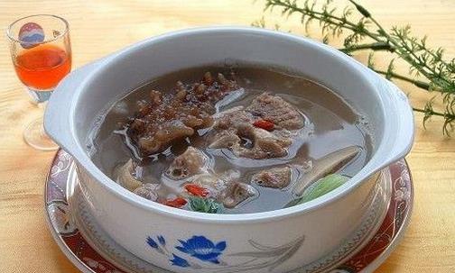 五大原因致女性脫發 女性吃什么可以生發？