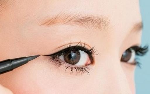 下垂眼皮怎么畫(huà)眼線 小技巧讓眼睛煥發(fā)光彩