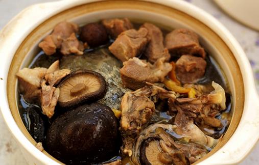 女人補(bǔ)血藥膳：甲魚(yú)羊肉湯的做法