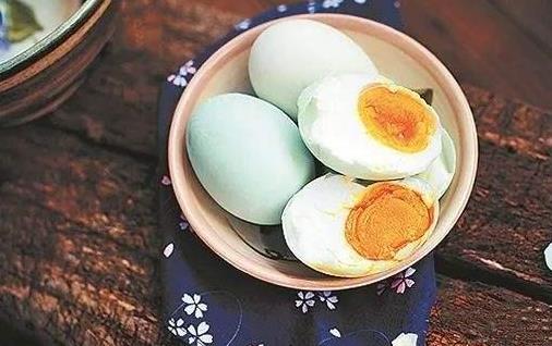 起沙流油的咸鴨蛋怎樣腌？熟食店常用的8種做法，3分鐘就能