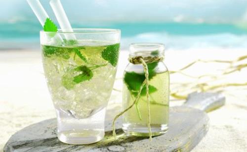 夏季補(bǔ)水計(jì)劃 夏季喝飲料補(bǔ)水有講究