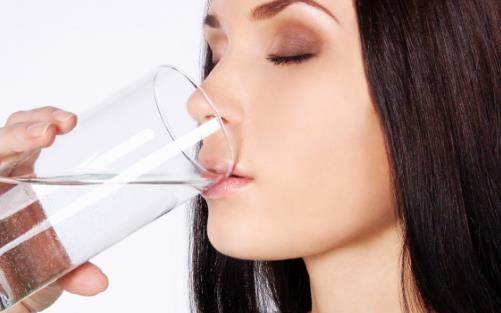 空腹喝鹽水排毒是謠言 喝白開(kāi)水的健康時(shí)間表